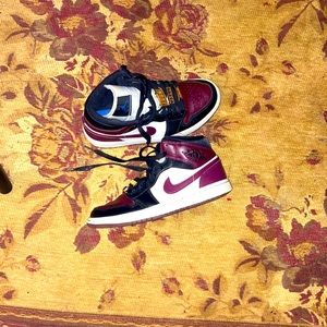 Women’s maroon and black Jordan’s! Size 7 in women’s, quality:used and good!